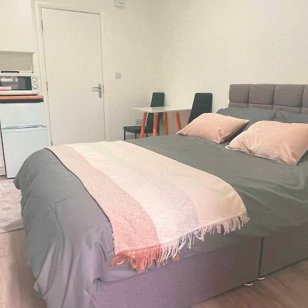 Studio Flat Private Shower Wc And Kitchenette Londra Esterno foto