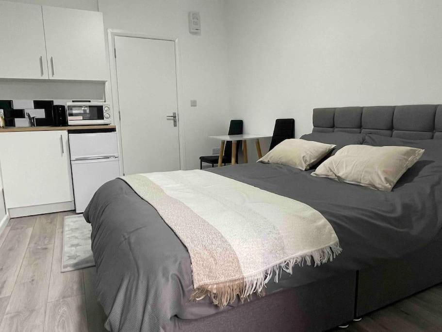 Studio Flat Private Shower Wc And Kitchenette Londra Esterno foto
