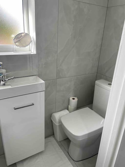 Studio Flat Private Shower Wc And Kitchenette Londra Esterno foto