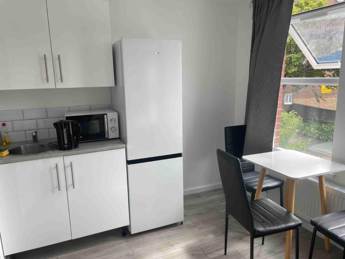Studio Flat Private Shower Wc And Kitchenette Londra Esterno foto