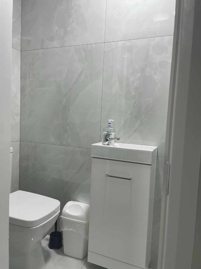 Studio Flat Private Shower Wc And Kitchenette Londra Esterno foto